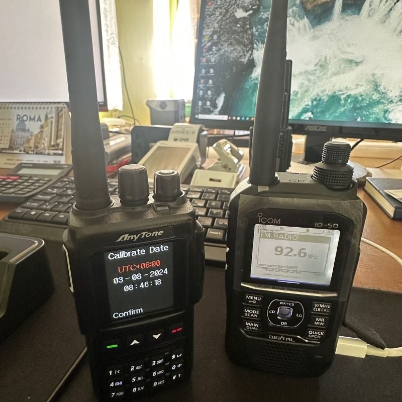Icom ID-50 ile yan yana